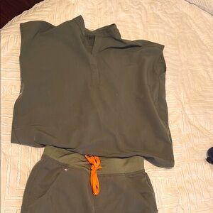 Figs scrubs – Rafaela top XS and Zamora joggers XXS/petite -Moss Green PO 3972